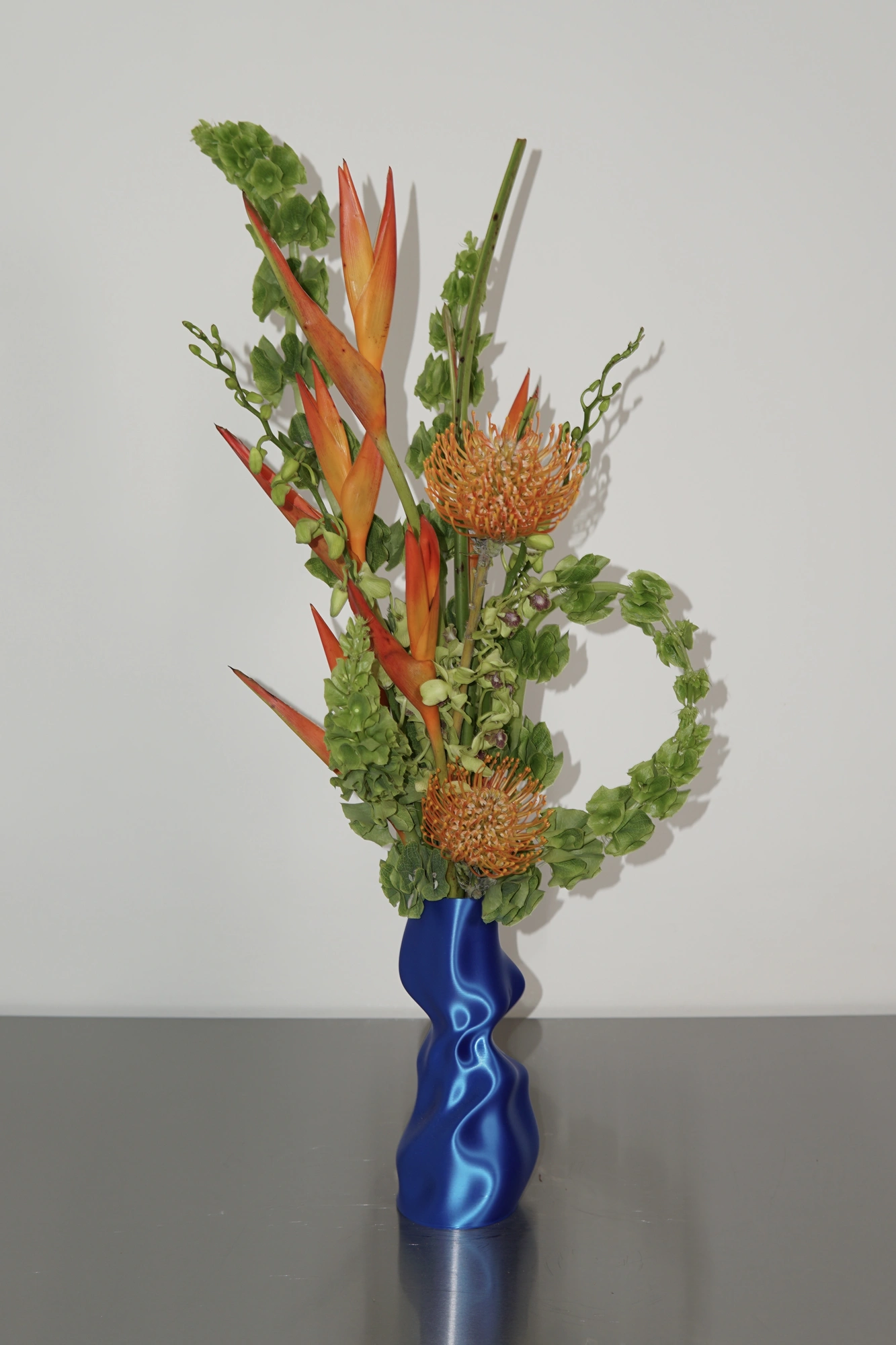 Floral composition in a cobalt 3D-printed vase